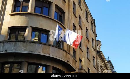 Belgrad, Serbien - 24. Januar 2020. Die französische Botschaft in Belgrad. Die französische Flagge und die Flagge der Europäischen Union flattern im Wind. Blick auf die Fassade des Gebäudes und die Staatssymbole Stockfoto
