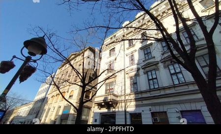 Belgrad, Serbien - 24. Januar 2020: Alte Gebäude im Zentrum von Belgrad. Die Architektur des 19. Jahrhunderts - Anfang des 20. Jahrhunderts. Europa. Blauer Himmel. Verschneiter Stadtwinter Stockfoto