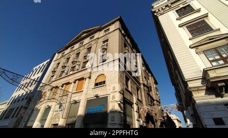 Belgrad, Serbien - 24. Januar 2020: Alte Gebäude im Zentrum von Belgrad. Die Architektur des 19. Jahrhunderts - Anfang des 20. Jahrhunderts. Europa. Blauer Himmel. Stockfoto