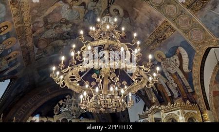 Belgrad, Serbien. 24. Januar 2020. Wunderschöner Kronleuchter in der Kirche St. Petka auf der Kalemegdan-Festung. Kirchendekoration der orthodoxen Kirche. Stockfoto