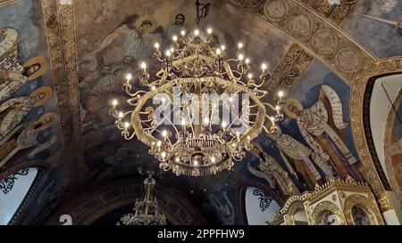 Belgrad, Serbien. 24. Januar 2020. Wunderschöner Kronleuchter in der Kirche St. Petka auf der Kalemegdan-Festung. Kirchendekoration der orthodoxen Kirche Stockfoto