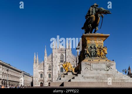 MAILAND, ITALIEN - MÄRZ 2023: Reiterstatue des Vittorio Emanuele II auf der Piazza Duomo, bedeckt mit Farbe von Umweltaktivisten der nächsten Generation, um das Bewusstsein für den Klimawandel zu schärfen. Stockfoto