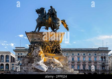 MAILAND, ITALIEN - MÄRZ 2023: Reiterstatue des Vittorio Emanuele II auf der Piazza Duomo, bedeckt mit Farbe von Umweltaktivisten der nächsten Generation, um das Bewusstsein für den Klimawandel zu schärfen. Stockfoto