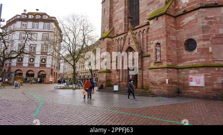 Die Kirche Eglise Saint-Pierre-le-Jeune steht an der Fassade der wichtigsten protestantisch-kirchlichen Kirche in Straßburg Stockfoto