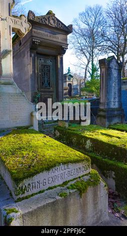 Gräber und Krypten auf dem Friedhof Pere Lachaise, dieser Friedhof ist die letzte Ruhestätte für viele berühmte Menschen. Stockfoto