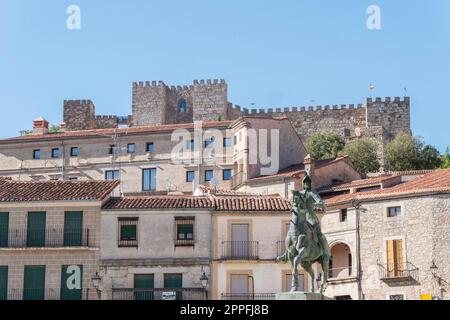 Panoramablick vom Hauptplatz Trujillo. Statue von Francisco Pisarro und Schloss (Trujillo, Caceres, Spanien) Stockfoto