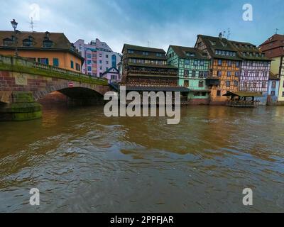 Blick auf mittelalterliche Gebäude, die sich im Winter auf dem Kanal im Little france-Viertel in Straßburg spiegeln Stockfoto