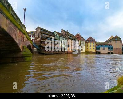 Blick auf mittelalterliche Gebäude, die sich im Winter auf dem Kanal im Little france-Viertel in Straßburg spiegeln Stockfoto