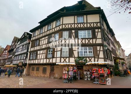 Straßen und Fassaden von Häusern, traditionell dekoriert mit Spielzeug und Teddybären zu Weihnachten in der mittelalterlichen Stadt Straßburg - der Hauptstadt der Weihnachten Stockfoto