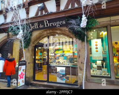 Logo von Jeff de bruges und Textschild vor dem Shop Chocolaterie Store Stockfoto