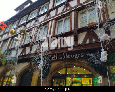 Logo von Jeff de bruges und Textschild vor dem Shop Chocolaterie Store Stockfoto