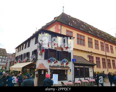 Straßen und Fassaden von Häusern, traditionell dekoriert mit Spielzeug und Teddybären zu Weihnachten in der mittelalterlichen Stadt Straßburg - der Hauptstadt der Weihnachten Stockfoto