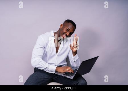 Glücklicher afroamerikanischer junger Geschäftsmann im formellen Anzug. Ein selbstbewusster Schwarzer Stockfoto
