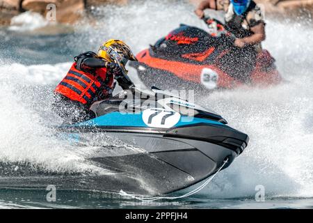 Limassol, Zypern - 26. November 2022: Professionelle Jetski-Fahrer während des Wettbewerbs Stockfoto