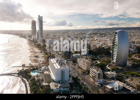 Limassol aus der Vogelperspektive nach Regen bei Sonnenuntergang Stockfoto