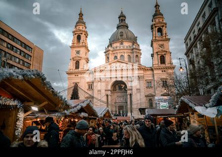 Budapest, Ungarn - 27. Dezember 2018: Weihnachtsmarkt vor dem St. Stephansdom in Budapest, Ungarn, Europa Stockfoto