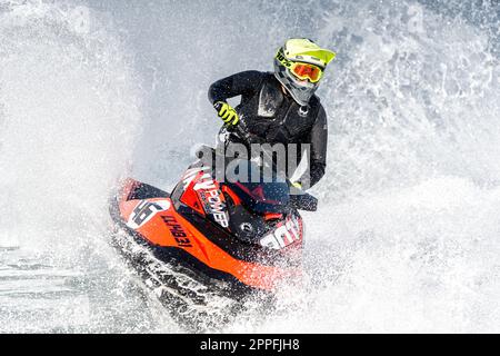 Limassol, Zypern - 26. November 2022: Professioneller Jetski-Fahrer während des Wettbewerbs Stockfoto