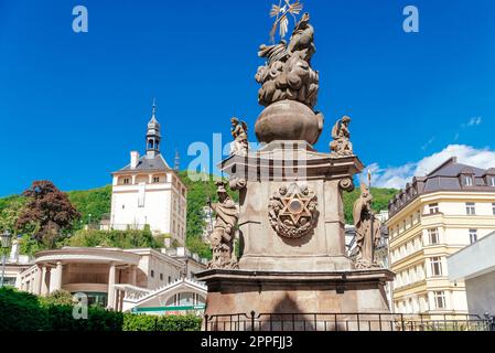 Kolumne mit der Skulptur der Heiligen Dreifaltigkeit. Karlsbad, Tschechische Republik Stockfoto