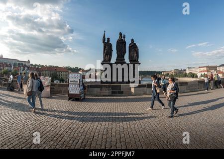 Prag, Tschechische Republik - 17. Mai 2019: Karlsbrücke, eine berühmte historische Brücke, die die Moldau in Prag kreuzt Stockfoto