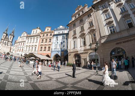 Prag, Tschechische Republik - 18. Mai 2019: Touristen, die an einem sonnigen Tag am Staromestske Namesti (Altstädter Ring) spazieren gehen Stockfoto