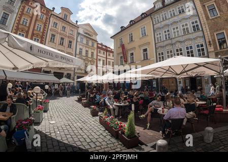 Prag, Tschechische Republik - 15. Mai 2019: Menschen in Cafés und Restaurants in Male Namesti (kleiner Platz) in der Prager Altstadt Stockfoto