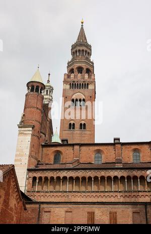 Die Kathedrale von Cremona und der mittelalterliche Glockenturm von Cremona, bekannt als Torrazzo, Lombardei, Italien. Stockfoto