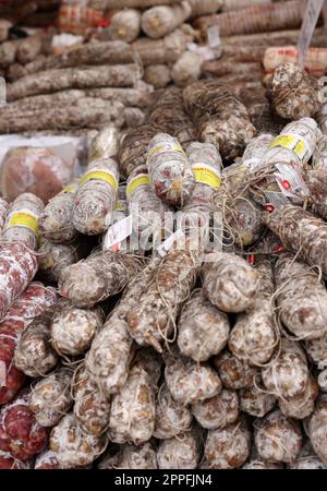 Traditionelle Fleischerzeugnisse, die auf dem Bauernmarkt in Cremona, Lombardei, Italien, an einem Straßenstand verkauft wurden Stockfoto