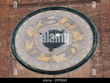 Uhr auf dem mittelalterlichen Glockenturm von Cremona, bekannt als Torrazzo, Lombardei, Italien. Stockfoto