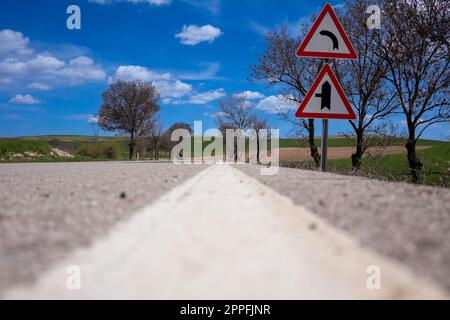 Straßenschilder vor dem Hintergrund der üppigen Green Mountains Stockfoto