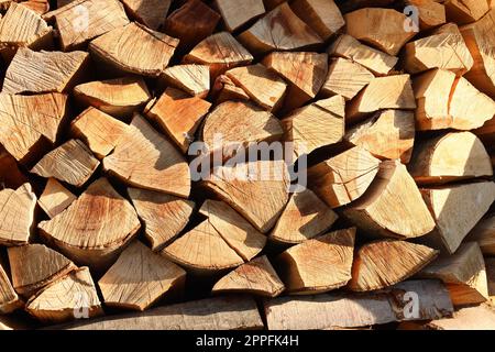 Haufen gehacktes Brennholz als Hintergrund, Nahaufnahme Stockfoto