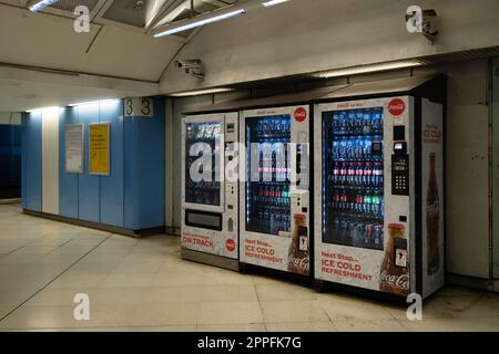 Verkaufsautomat mit Coca Cola und anderen Getränken auf dem Bahnsteig des S-Bahn-Netzes in Melbourne. Kameraüberwachung Stockfoto
