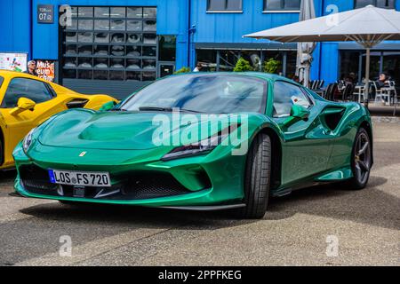 SINSHEIM, DEUTSCHLAND - MAI 2022: Grüner Smaragd Ferrari F8 Typ F142MFL Stockfoto