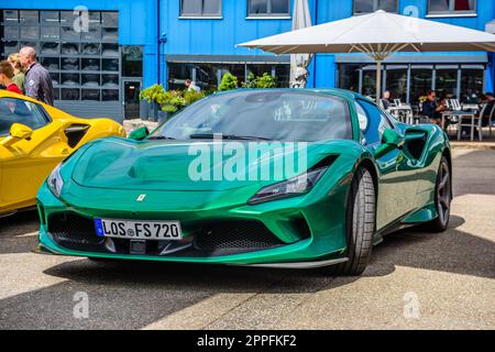 SINSHEIM, DEUTSCHLAND - MAI 2022: Grüner Smaragd Ferrari F8 Typ F142MFL Stockfoto