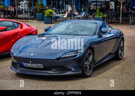 SINSHEIM, DEUTSCHLAND - MAI 2022: Dunkelblauer schwarzer Ferrari Roma-Typ Stockfoto