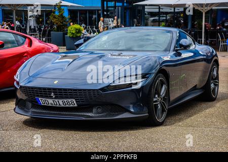 SINSHEIM, DEUTSCHLAND - MAI 2022: Dunkelblauer schwarzer Ferrari Roma Typ F169 Stockfoto