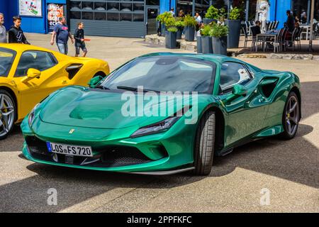 SINSHEIM, DEUTSCHLAND - MAI 2022: Grüner Smaragd Ferrari F8 Typ F142 Stockfoto