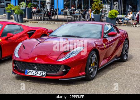 SINSHEIM, DEUTSCHLAND - MAI 2022: Ferrari 812 Superfast Typ F152M Stockfoto