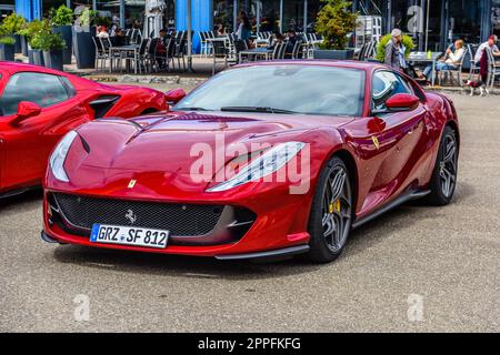 SINSHEIM, DEUTSCHLAND - MAI 2022: Ferrari 812 Superfast Typ F152M Stockfoto