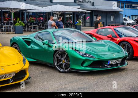 SINSHEIM, DEUTSCHLAND - MAI 2022: Grüner Smaragd Ferrari F8 Typ F142MFL Stockfoto