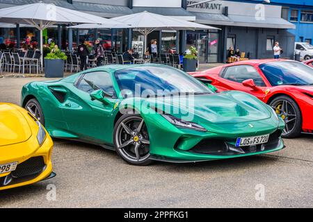 SINSHEIM, DEUTSCHLAND - MAI 2022: Grüner Smaragd Ferrari F8 Typ F142MFL Stockfoto