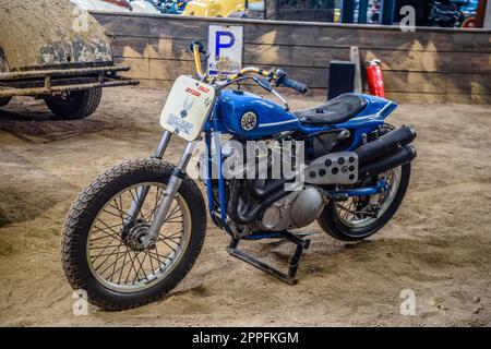 SINSHEIM, DEUTSCHLAND - MAI 2022: Blaues Motorrad Harley-Davidson XR 750 Stockfoto