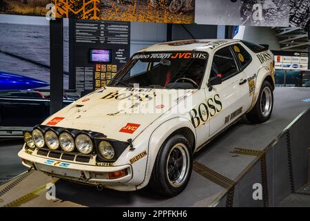 SINSHEIM, DEUTSCHLAND - MAI 2022: Weiße Rallye Porsche 944 Rennwagen Stockfoto