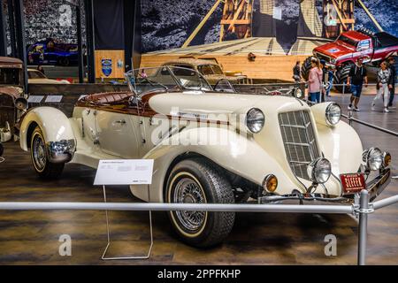 SINSHEIM, DEUTSCHLAND - MAI 2022: Beige elfenbeinfarbene auburn Cabrio Replica 30er Stockfoto