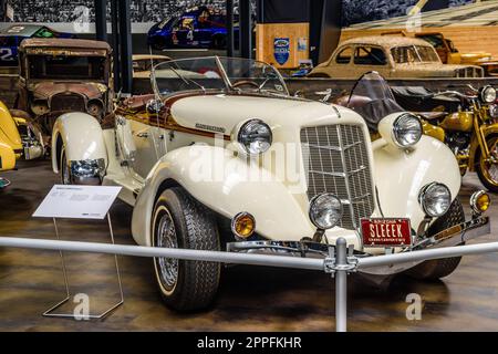 SINSHEIM, DEUTSCHLAND - MAI 2022: Beige elfenbeinfarbene auburn Cabrio Replica 30er Stockfoto