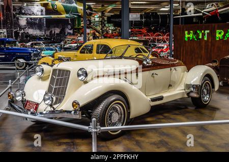 SINSHEIM, DEUTSCHLAND - MAI 2022: Beige elfenbeinfarbene auburn Cabrio Replica 30er Stockfoto