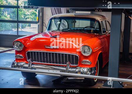 SINSHEIM, DEUTSCHLAND - MAI 2022: Rotbeige Cabrio Chevrolet Bel Air 1955 Stockfoto