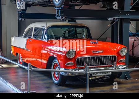 SINSHEIM, DEUTSCHLAND - MAI 2022: Rotbeige Cabrio Chevrolet Bel Air 1955 Stockfoto