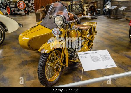 SINSHEIM, DEUTSCHLAND - MAI 2022: Gelbes Motorrad Harley Davidson V VL Gespann Stockfoto