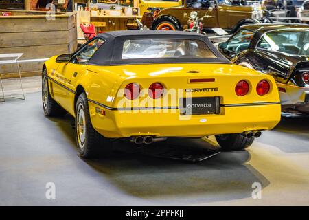 SINSHEIM, DEUTSCHLAND - MAI 2022: Yellow Cabrio Chevrolet Corvette C. Stockfoto