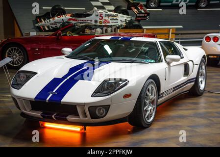 SINSHEIM, DEUTSCHLAND - MAI 2022: Weißer Ford GT Rennwagen 2005 Stockfoto